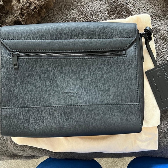 Louis Vuitton take off messenger. Brand new. - Picture 3 of 8